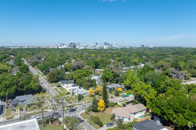 Lake Como is a quiet relaxing community, but not far from the action of Orlando.