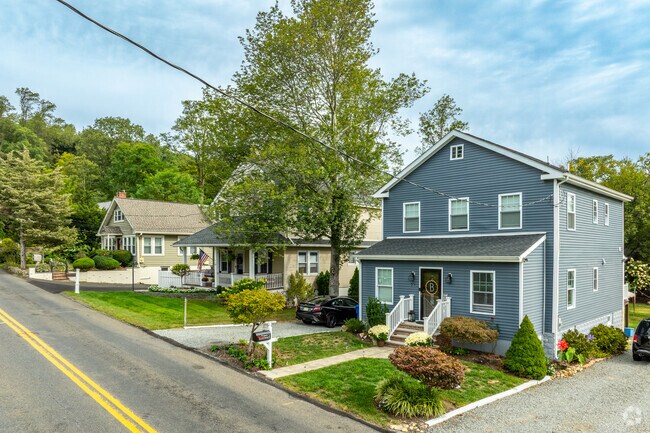 Harding is a car dependent community, with sidewalks and pedestrians being an uncommon sight in most of it's residential areas.