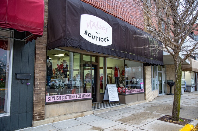Italics Boutique offers women’s clothing and accessories in Clarion.