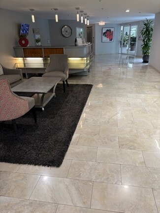 410 S Barrington Ave Unit 200, Los Angeles, CA 90049