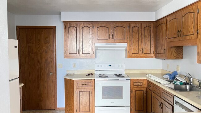 694 Trailsway Ln, Neenah, WI 54956 - photo 4