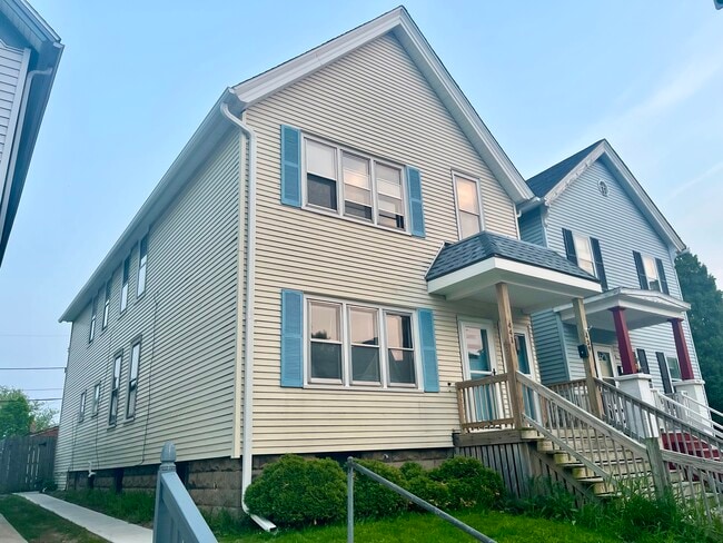 439-441 E Dover St unit 439 upper, Milwaukee, WI 53207 - photo 2