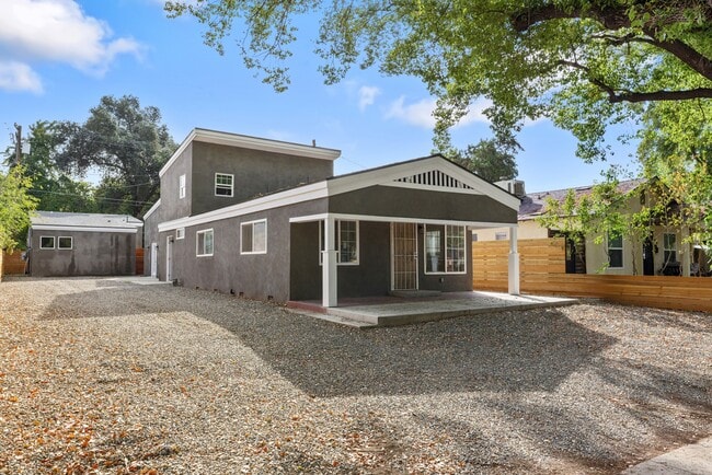 Main House - Duplex - 2bed/1bath (2)