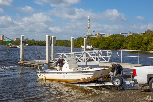 Boaters enjoy being close to the water and boat ramps in Great Palm River Point.
