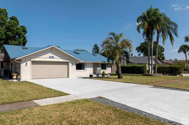 Hidden Lake features many ranch style homes along its well manicured streets.