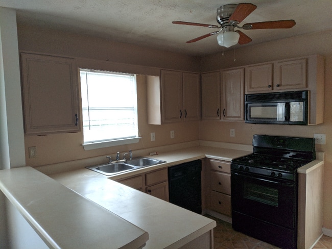 2355 Wellington Cir, Lithonia, GA 30058 - photo 3