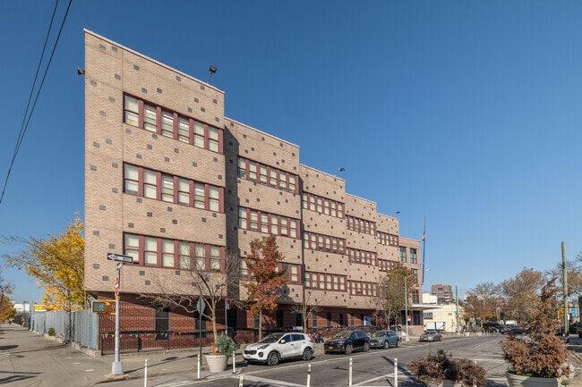 The student population of Ps 69 Vincent D Grippo School is 648.