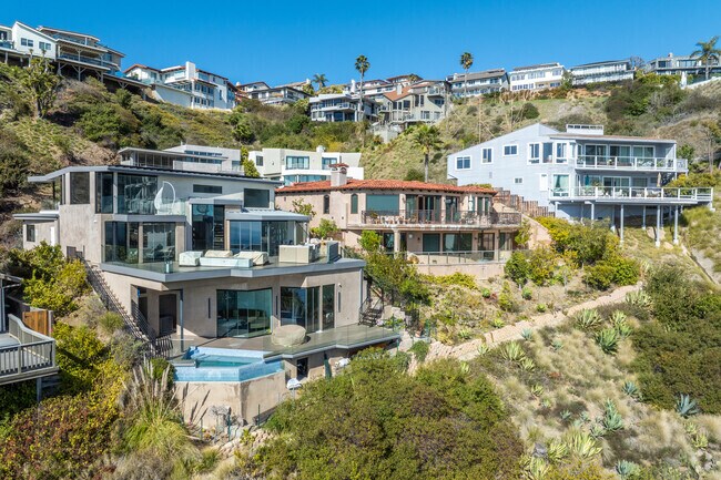 In Portafina, many homes are lined along the cliffs that offer panoramic views of the ocean or distant mountains.