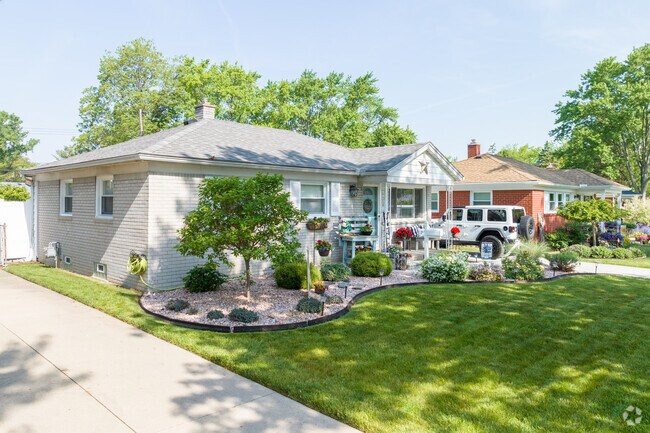 Ranch-style homes in Flat Rock have excellent curb appeal.