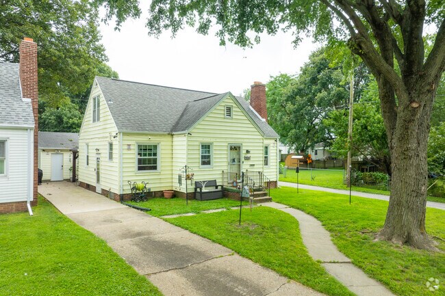 Regular tree clusters provide greenery in Springfield South Corridor.