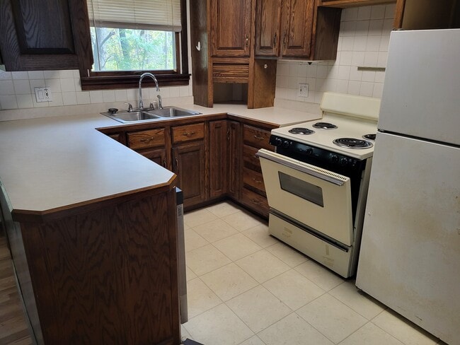 1223 E Nimisila Rd, North Canton, OH 44720 - photo 3