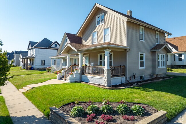 New prefab homes from Midwest-based builders fill in empty lots in West Gateway Coalition.