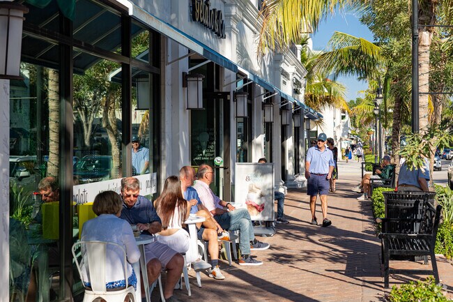 Residents enjoy gelato and outdoor dining near Fiddler’s Creek.