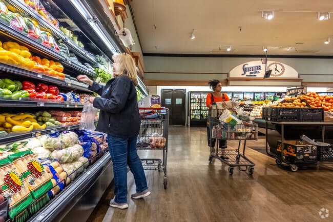 Stater Bros ensures a convenient and satisfying shopping experience for Canyon Ridge.