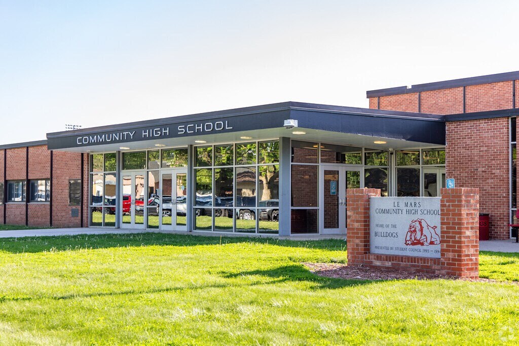 Le Mars High School serves students in grades 9-12.
