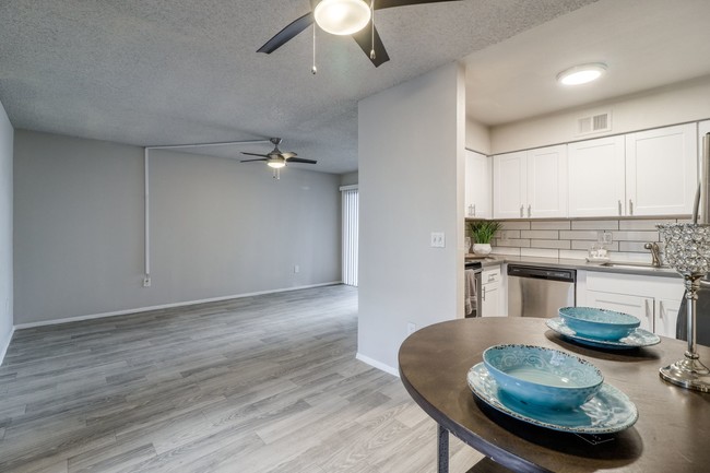 1BR, 1BA - 635 SF Renovated