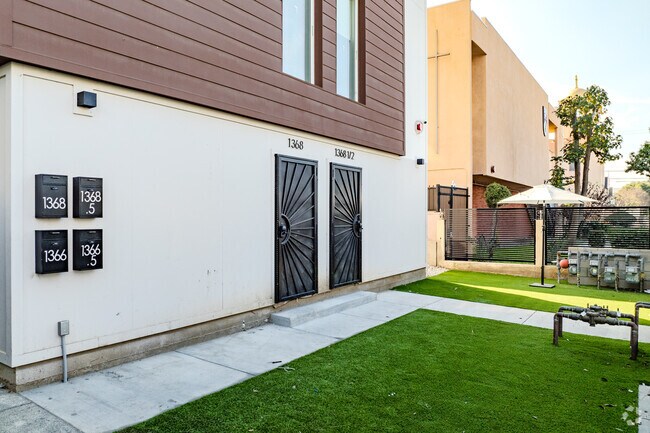 1366 West 35th St, Los Angeles, CA 90007 - photo 3