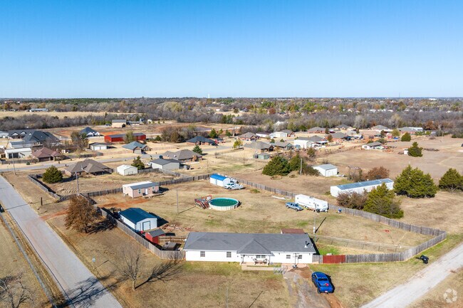 Families enjoy the large lots in Bridge Creek.