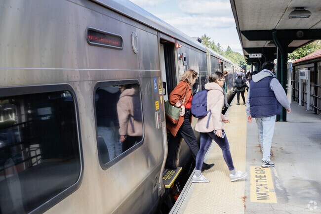 Cedar Knolls residents are a short ride away from Manhattan via the Bronxville Metro North.