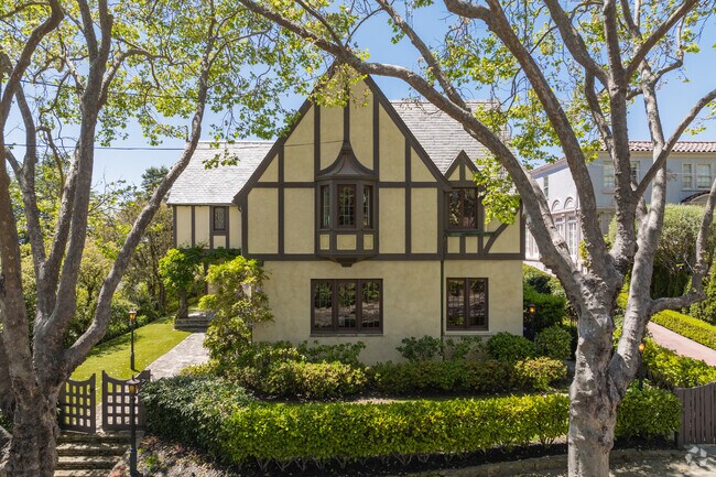 Bay bungalow homes are found throughout the Piedmont neighborhood.
