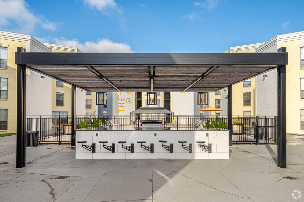 GRILL STATION WITH SEATING