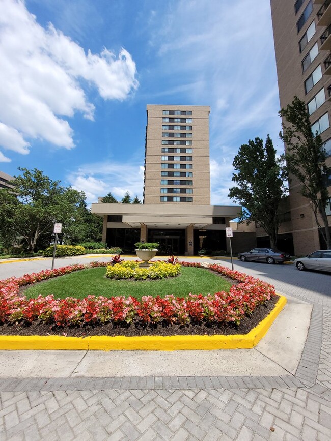 3709 S George Mason Dr Unit 215E, Falls Church, VA 22041