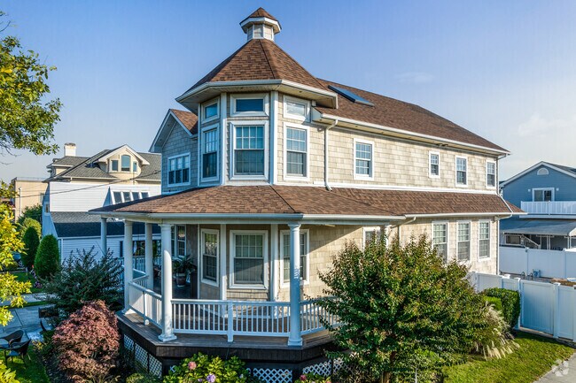 Nesponsit exudes timeless charm and embodies the essence of coastal charm.