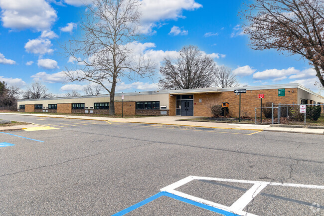 Hoover Elementary School has a student-teacher ratio of 15-1.