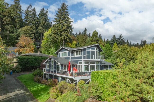 Homes on private drives in Appleton are usually 3 store custom built craftsman architecture.