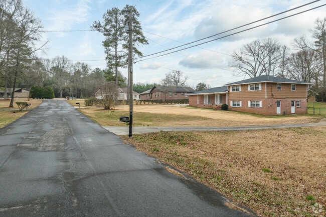 Split-levels, ranch homes, and more line the wide streets of Cedartown.