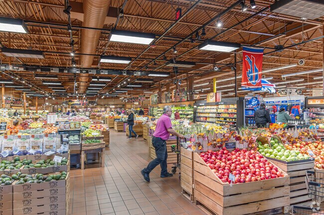 Grocery stores and traditional large markets can easily be found in the village's center.