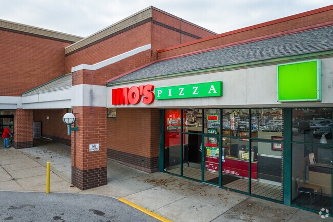 Imo's Pizza takes orders for delicious pizza.