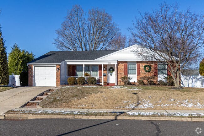 Brick faced Ranches have driveways and street parking in Magnolia Hill.