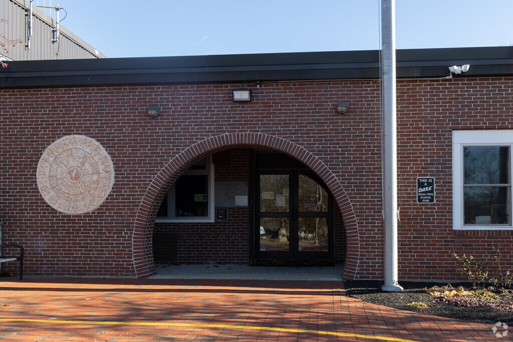 Village Elementary School serves York, Maine.
