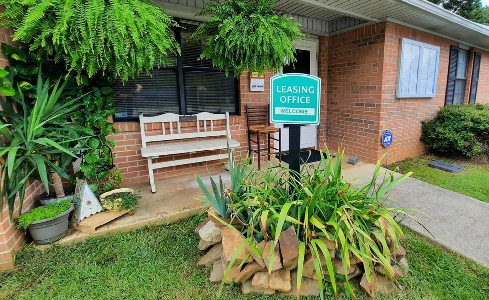 Pine Woods Apartments - West Blocton, AL, West Blocton, AL 35184 - photo 1