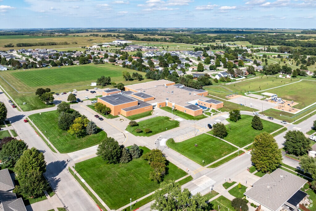 Seward Elementary School is easily accessed in the community.