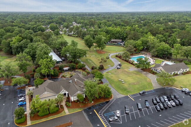 The Shadowmoss Golf & Country Club also offers a pool, fitness center, and restaurant.