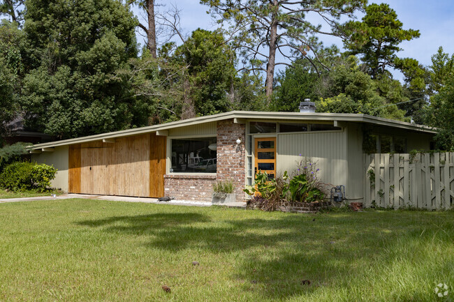 Several homes in LaRoche Pk-Springhill-Daff sport a mid-century modern design.