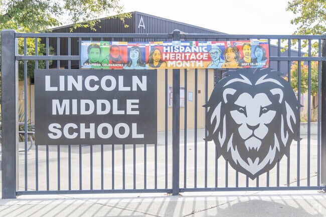Lincoln Middle School in Alameda gets a 7 out 10 on Great Schools.