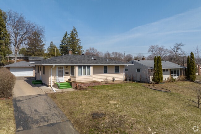 A row of Ranch-Style homes sitting on a hill in the Battle Creek neighborhood.