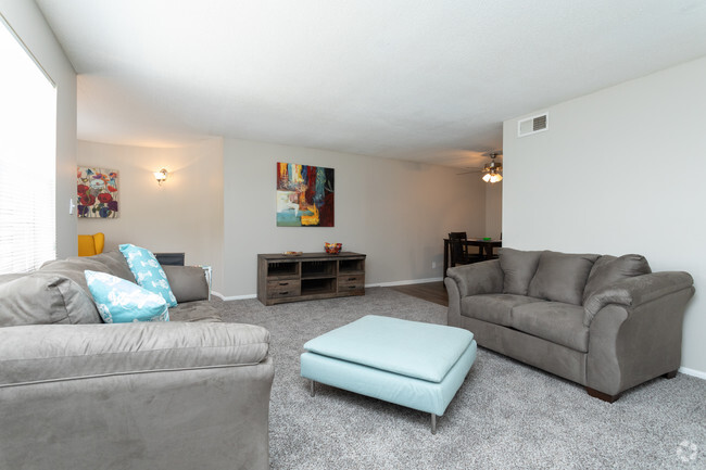 1BR, 1BA - 815SF