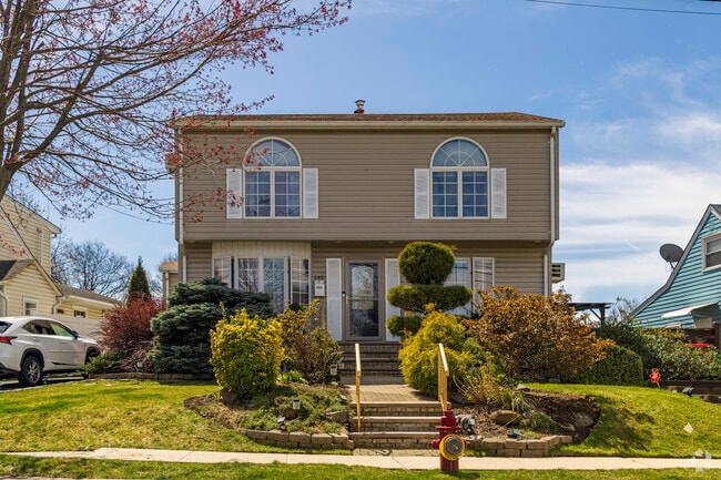 Two story colonial houses are a favorite style in Albion NJ.