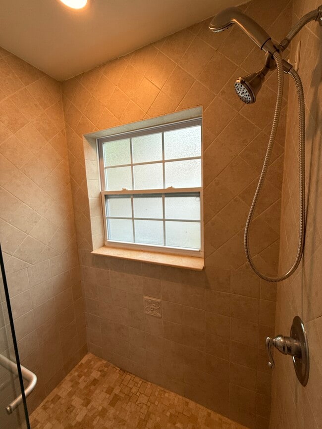 2315 Carroll Place unit Room 4, Tampa, FL 33612 - photo 5