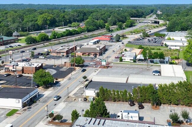Austell's conveniently located downtown offers a variety of businesses for visitors to enjoy.