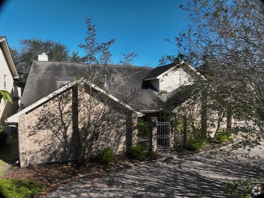 8018 Candle Ln, Houston, TX 77071 - photo 2