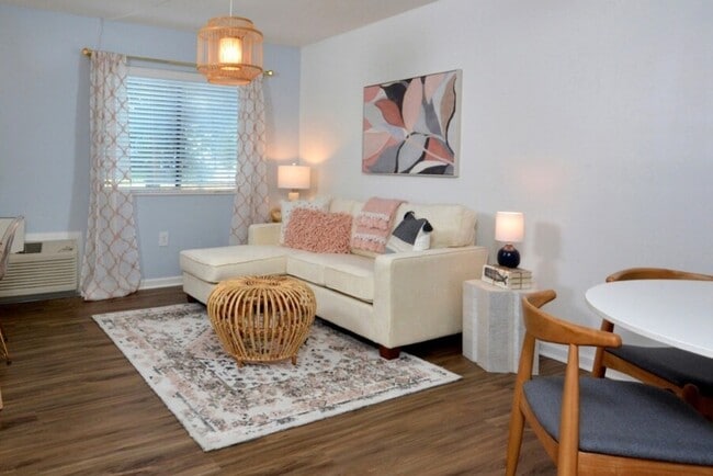 Capital Flats & Magnolia Square Apartments, Raleigh, NC 27601 - photo 4