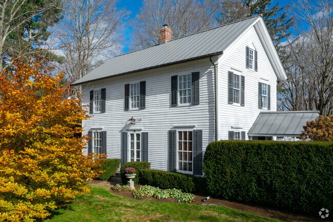Colonial homes are common throughout the Washington community.