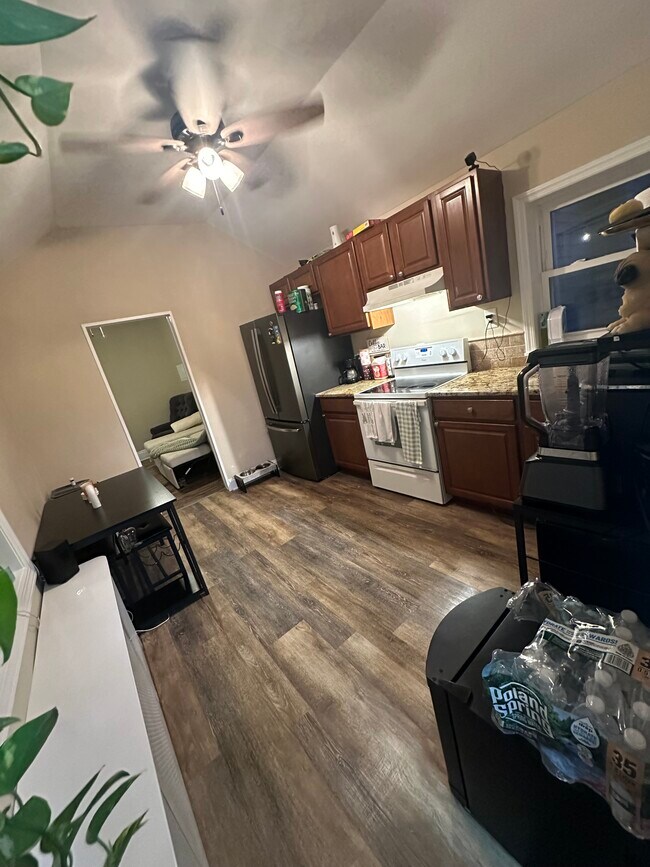 16 Venetian Promenade unit Back unit, Lindenhurst, NY 11757 - photo 4