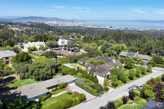 The very largest estates are found throughout the Carolands neighborhood.