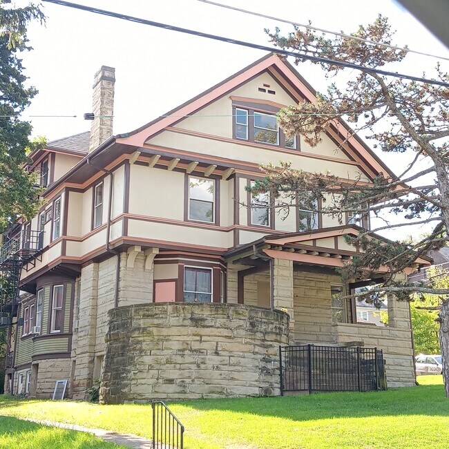 325 Mcgregor Ave unit 2, Cincinnati, OH 45219 - photo 7